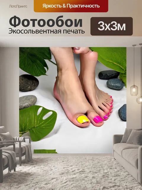 Фотообои педикюр в процессе: яркие, разноцветные ногти, аккуратно уложенные на завернутом в мягкую белую ткань фоне